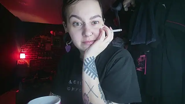 MoorderxDoll online show from December 5, 2024, 9:50 pm