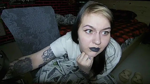 Snapshot of MoorderxDoll chatting on July 17, 2026, 6:13 pm MoorderxDoll online show from July 17, 2026, 6:13 pm