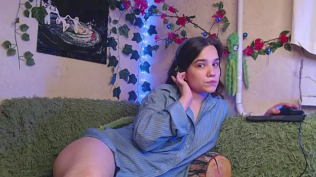 Snapshot of Tiny_Witch chatting on September 9, 2025, 11:26 pm Tiny Witch online show from September 9, 2025, 11:26 pm