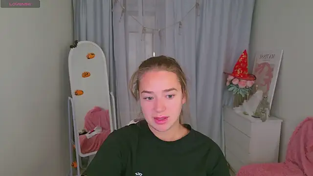 Snapshot of LovelyJessie chatting on October 24, 2025, 2:02 pm LovelyJessie online show from October 24, 2025, 2:02 pm