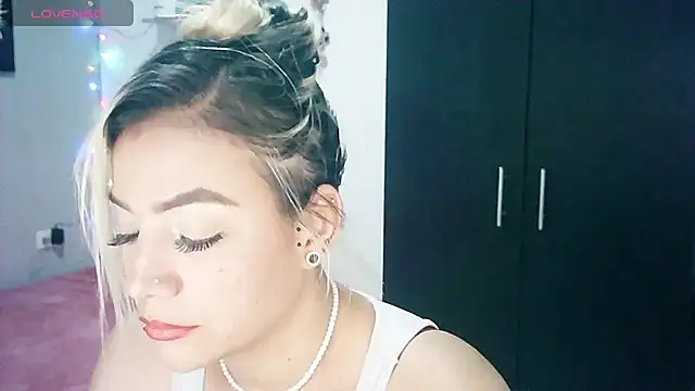 Snapshot of LuCKy_JoK chatting on December 20, 2024, 10:43 pm LuCKy JoK online show from December 20, 2024, 10:43 pm