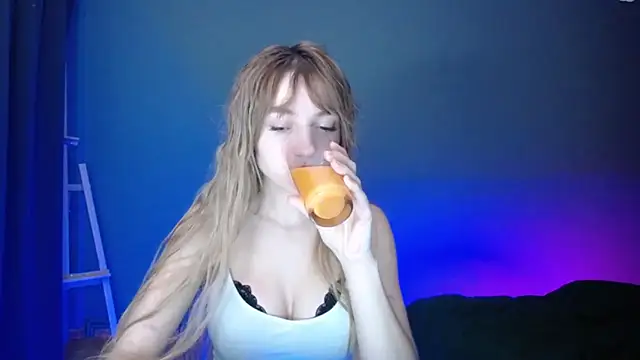 Snapshot of LuciaYoung chatting on February 12, 2025, 7:13 pm LuciaYoung online show from February 12, 2025, 7:13 pm