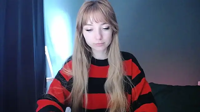 Snapshot of LuciaYoung chatting on February 22, 2025, 6:28 am LuciaYoung online show from February 22, 2025, 6:28 am