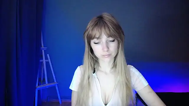 Snapshot of LuciaYoung chatting on March 9, 2025, 7:15 pm LuciaYoung online show from March 9, 2025, 7:15 pm