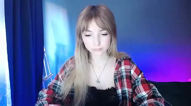 Snapshot of LuciaYoung chatting on March 20, 2025, 4:20 pm LuciaYoung online show from March 20, 2025, 4:20 pm