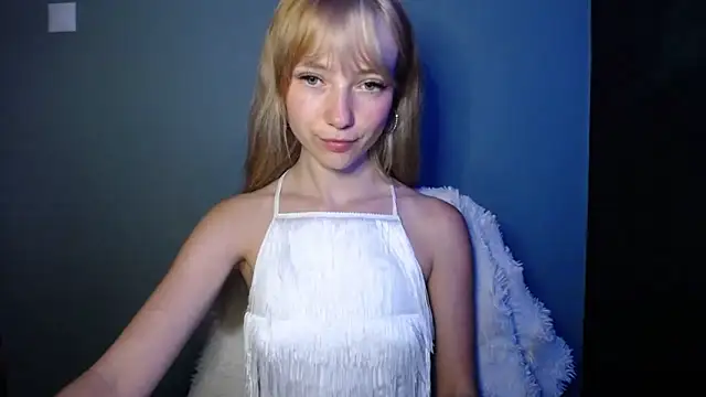 Snapshot of LuciaYoung chatting on September 12, 2025, 6:24 am LuciaYoung online show from September 12, 2025, 6:24 am