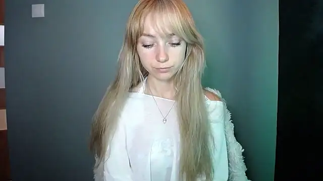 Snapshot of LuciaYoung chatting on September 23, 2025, 12:19 pm LuciaYoung online show from September 23, 2025, 12:19 pm