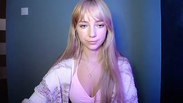 Snapshot of LuciaYoung chatting on September 30, 2025, 6:40 am LuciaYoung online show from September 30, 2025, 6:40 am