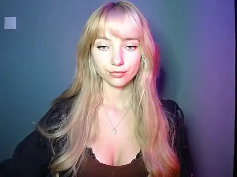 Snapshot of LuciaYoung chatting on October 6, 2025, 6:27 pm LuciaYoung online show from October 6, 2025, 6:27 pm