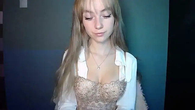 Snapshot of LuciaYoung chatting on October 16, 2025, 2:29 pm LuciaYoung online show from October 16, 2025, 2:29 pm