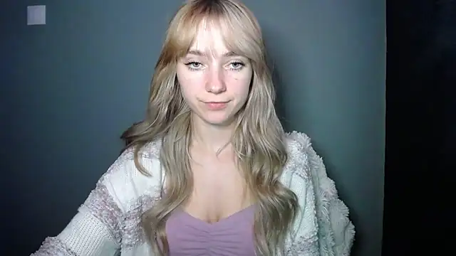 Snapshot of LuciaYoung chatting on November 25, 2025, 7:36 pm LuciaYoung online show from November 25, 2025, 7:36 pm