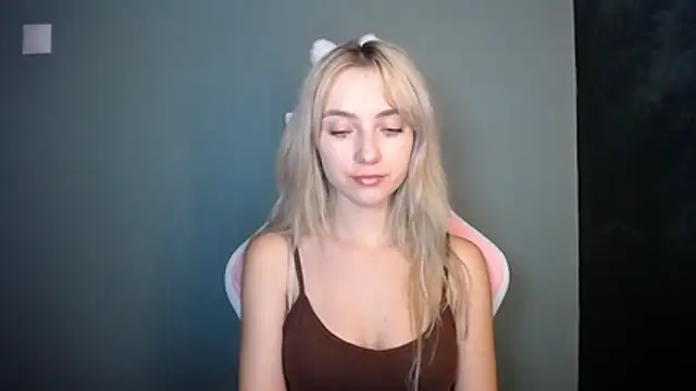 LuciaYoung online show from June 21, 2026, 6:43 pm