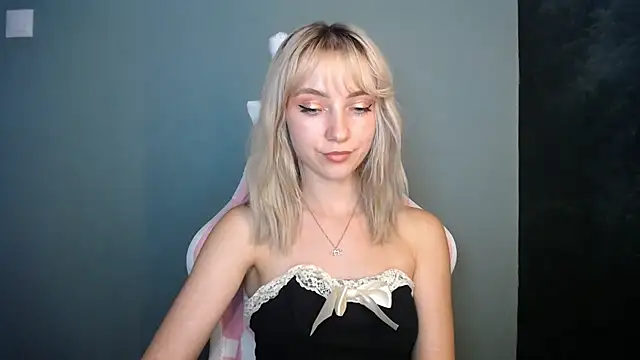 LuciaYoung online show from July 6, 2026, 3:03 pm