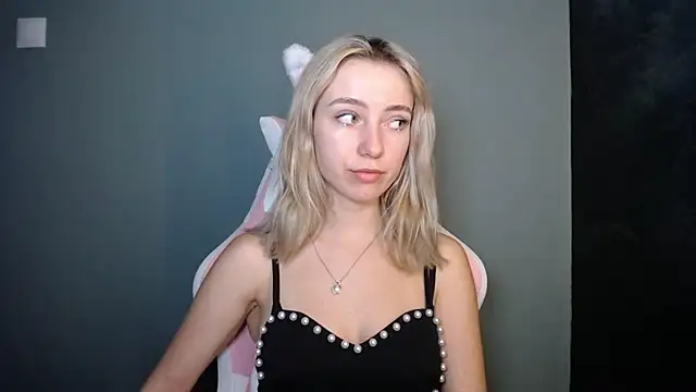 LuciaYoung online show from July 7, 2026, 7:29 pm
