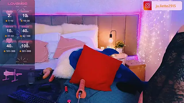 JulietteVolpeWyorika online show from January 19, 2025, 9:02 pm