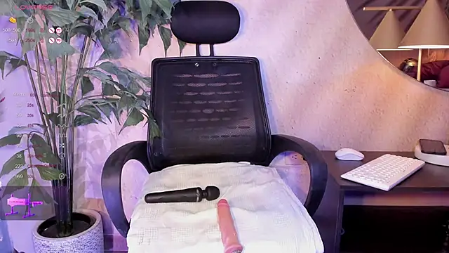 LIAH IZUMI online show from February 6, 2025, 3:09 pm