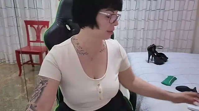 Snapshot of __Nina chatting on March 17, 2025, 1:08 pm Nina online show from March 17, 2025, 1:08 pm