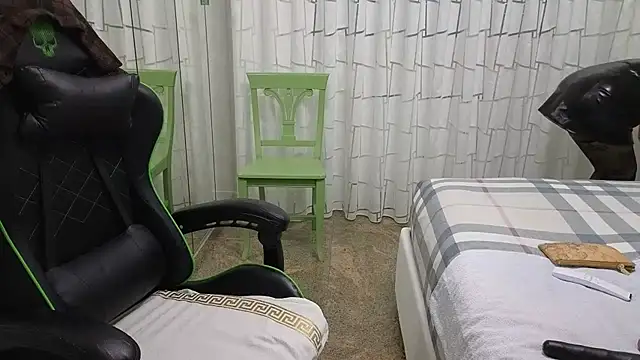 Snapshot of __Nina chatting on October 14, 2025, 12:06 pm Nina online show from October 14, 2025, 12:06 pm