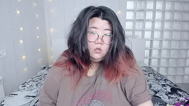 Snapshot of Nadine_asian chatting on December 7, 2024, 1:36 am Nadine asian online show from December 7, 2024, 1:36 am