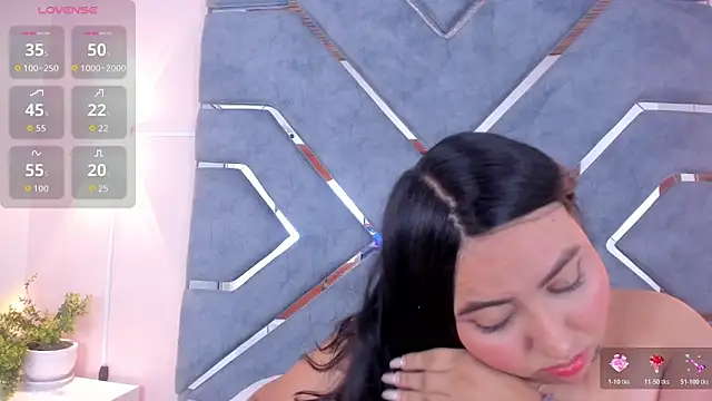 LucciaPorter online show from October 27, 2025, 9:52 pm