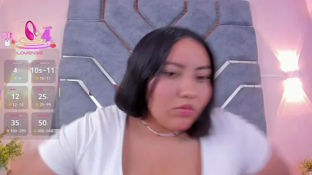 LucciaPorter online show from November 28, 2025, 9:17 pm