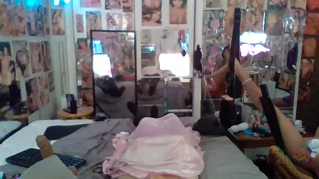 Snapshot of luvs2cumm69 chatting on May 7, 2026, 2:06 am luvs2cumm69 online show from May 7, 2026, 2:06 am