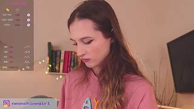 Snapshot of NeonShine chatting on December 22, 2024, 7:44 am NeonShine online show from December 22, 2024, 7:44 am