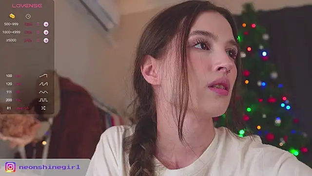 Snapshot of NeonShine chatting on December 29, 2024, 4:59 am NeonShine online show from December 29, 2024, 4:59 am