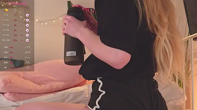 Snapshot of NeonShine chatting on January 9, 2025, 4:41 am NeonShine online show from January 9, 2025, 4:41 am