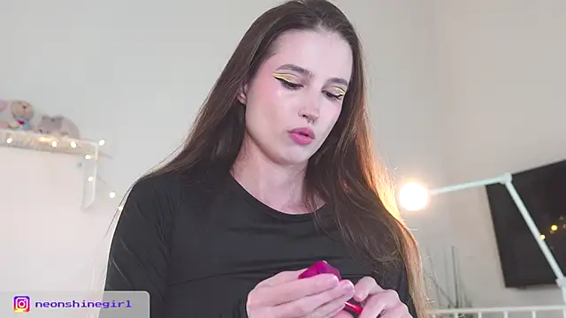 Snapshot of NeonShine chatting on October 7, 2025, 5:04 am NeonShine online show from October 7, 2025, 5:04 am