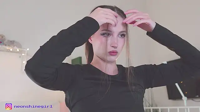 Snapshot of NeonShine chatting on October 13, 2025, 6:02 am NeonShine online show from October 13, 2025, 6:02 am