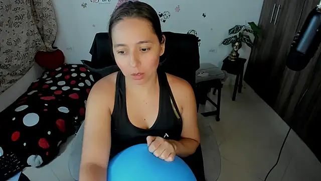 Snapshot of isa_loves_cum chatting on May 6, 2026, 4:52 am isa loves cum online show from May 6, 2026, 4:52 am