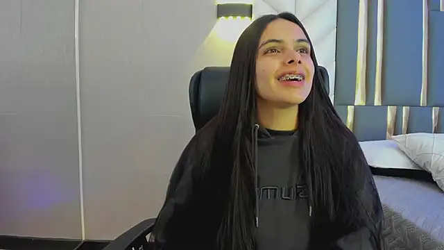 Snapshot of ChloeHarper_ chatting on June 13, 2026, 11:52 am ChloeHarper online show from June 13, 2026, 11:52 am
