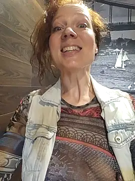 Snapshot of Exhibitionsplit chatting on July 24, 2026, 10:02 am Exhibitionsplit online show from July 24, 2026, 10:02 am