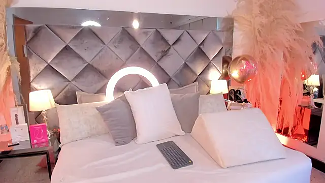 sofhiaa adaams online show from October 12, 2025, 4:39 pm