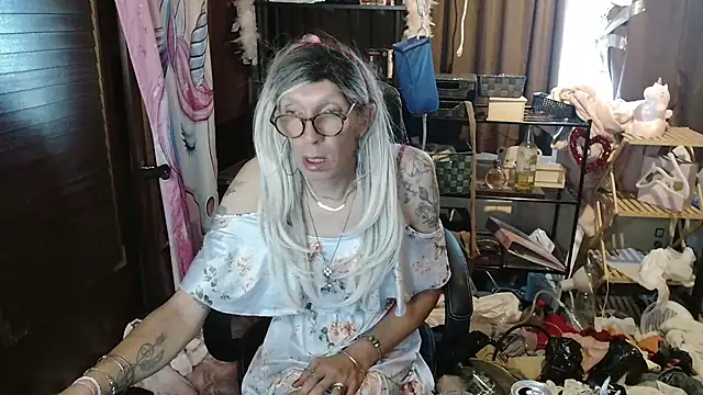 Ombeline1 online show from September 12, 2025, 5:24 pm