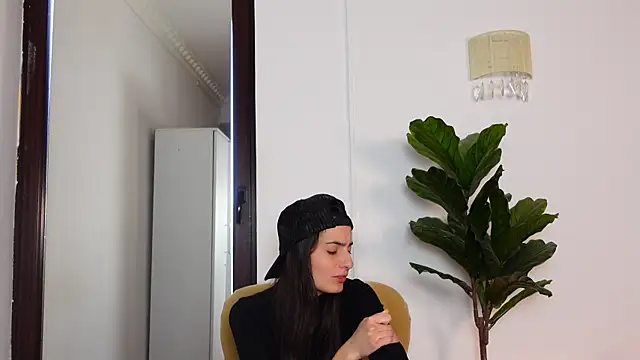 Snapshot of NinaCrystal1 chatting on December 15, 2025, 8:18 am NinaCrystal1 online show from December 15, 2025, 8:18 am