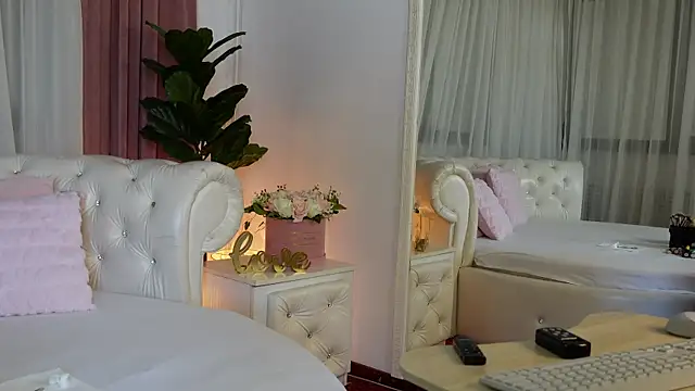 Snapshot of NinaCrystal1 chatting on June 10, 2026, 7:40 am NinaCrystal1 online show from June 10, 2026, 7:40 am