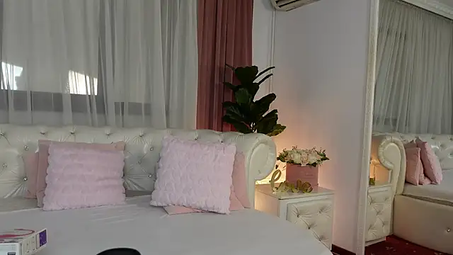 Snapshot of NinaCrystal1 chatting on June 13, 2026, 8:34 am NinaCrystal1 online show from June 13, 2026, 8:34 am