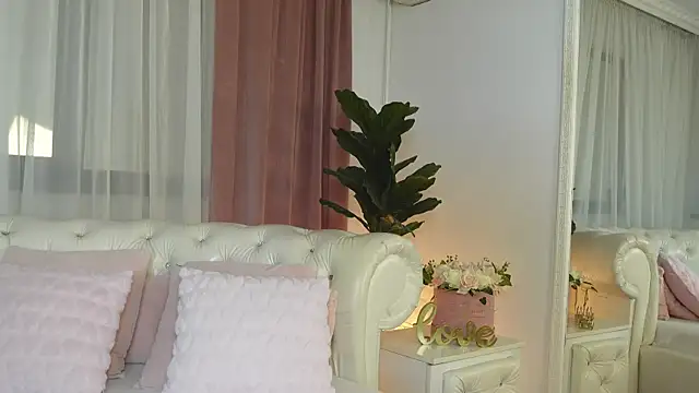 Snapshot of NinaCrystal1 chatting on July 20, 2026, 10:39 am NinaCrystal1 online show from July 20, 2026, 10:39 am