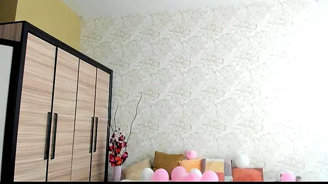 JulisSweet online show from March 8, 2025, 10:32 am