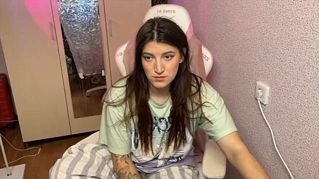 Katrin  kiss online show from April 25, 2026, 4:04 pm