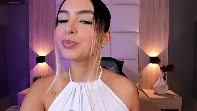 Snapshot of bella1207 chatting on September 30, 2025, 8:03 pm bella1207 online show from September 30, 2025, 8:03 pm