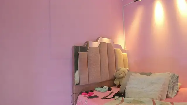 LoveQueen2 online show from October 4, 2025, 11:30 am