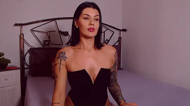 YvonneEverlee online show from July 9, 2026, 7:29 pm