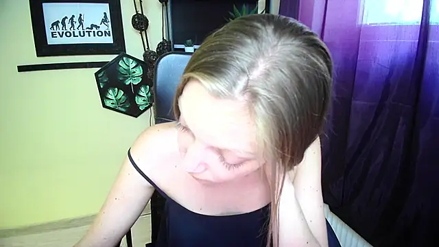 Snapshot of EmillyPlay chatting on June 3, 2026, 2:33 pm EmillyPlay online show from June 3, 2026, 2:33 pm