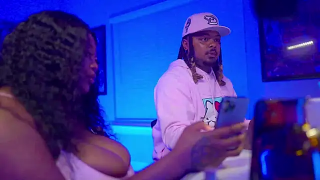 4EVAGLACIERS online show from September 25, 2025, 3:21 am