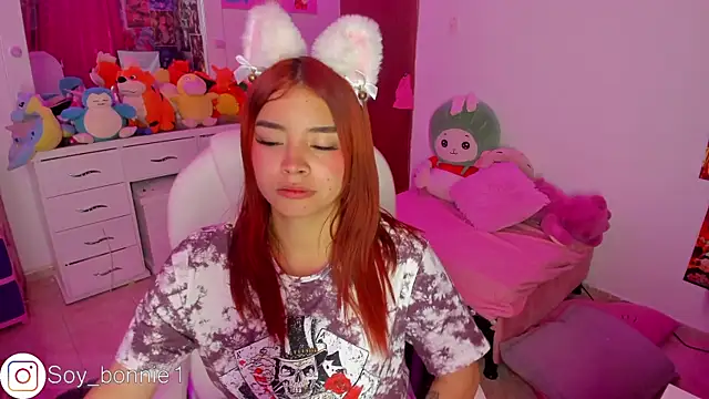 Snapshot of bonnie_moon chatting on December 10, 2024, 1:54 am bonnie moon online show from December 10, 2024, 1:54 am