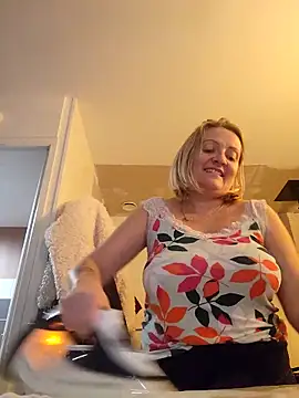 Snapshot of lady_charlyne chatting on December 9, 2024, 2:06 pm lady charlyne online show from December 9, 2024, 2:06 pm