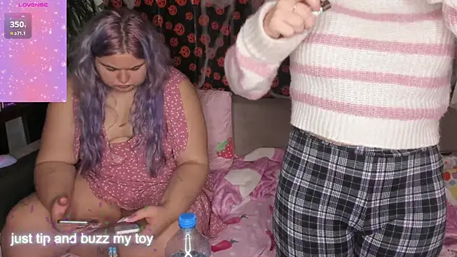 Snapshot of Freakcute_ chatting on November 2, 2025, 4:42 pm Freakcute online show from November 2, 2025, 4:42 pm